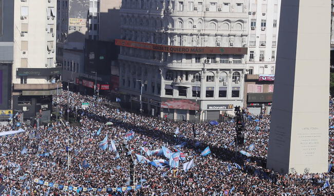 Celebraciones de argentinos en el Obelisco.   