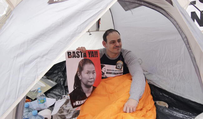 Mark Vito y la vez que realizó una huelga de hambre en el 2019 en los exteriores del penal Anexo Mujeres de Chorrillos. 
