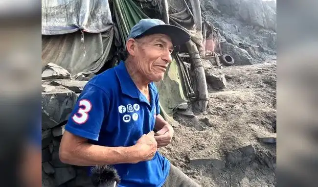 Hombre vive 26 años frente al mar en casa construida con restos de la marea. Hombre vive 26 años frente al mar en casa construida con restos de la marea.