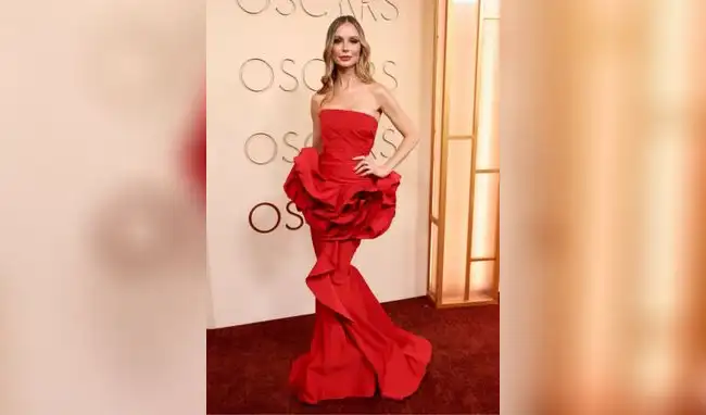 Georgina Chapman en la alfombra roja de los Oscar 2026.  