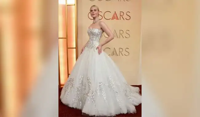 Elle Fanning en la alfombra roja de los Oscar 2026.  