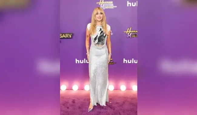 El espectacular look de Miley Cyrus que mezcla alta costura y nostalgia pop.  