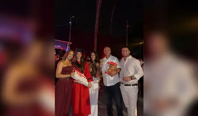 Melissa Loza brilla en graduación de su hija Flavia Ramos con atuendo veraniego.  
