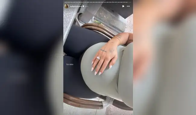 Isabella Ladera mostrando su barriguita y anillo de compromiso.  