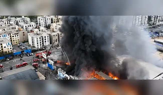 Enorme incendio consume almacén de plásticos en av. Colonial y moviliza más de 20 unidades de bomberos.  