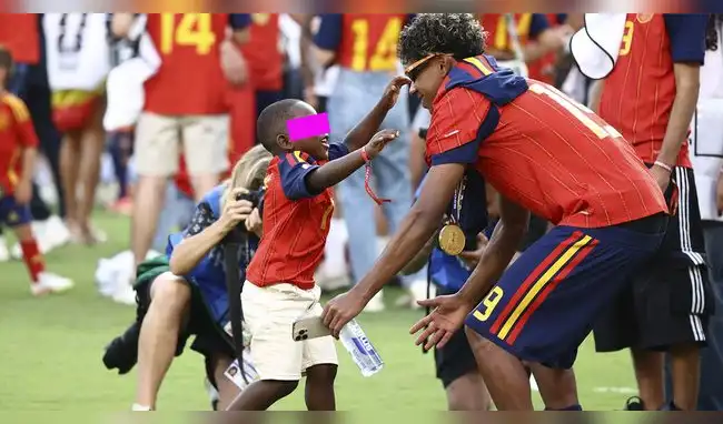 Lamine Yamal recibiendo un efusivo abrazo de su hermano menor. Lamine Yamal recibiendo un efusivo abrazo de su hermano menor.