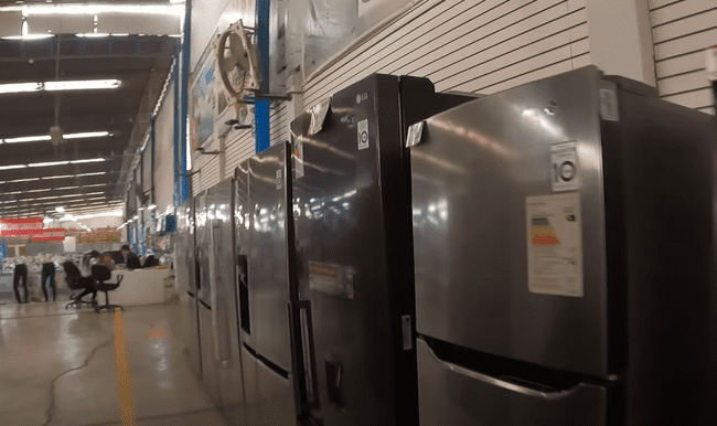 Refrigeradores en oferta en el gran almacén de remate. (Foto: captura / canal de YouTube de 'Julito TV Oficial')    