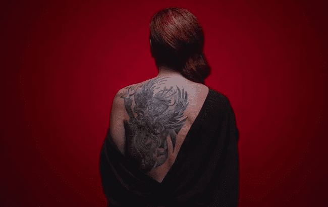 Tatuaje de Ave Fénix en la espalda   
