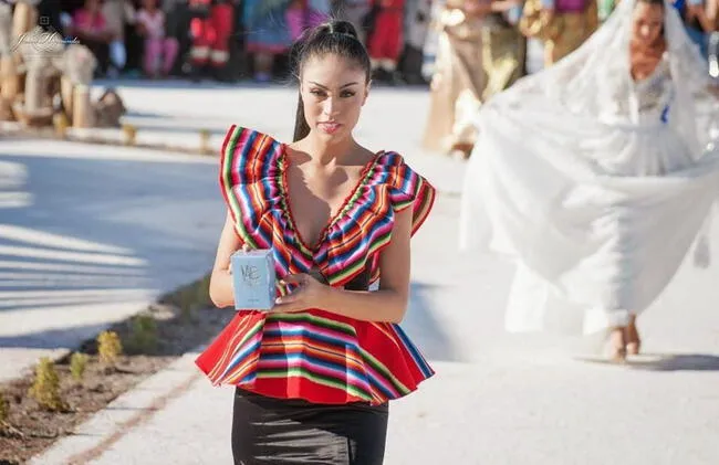 Modelo luciendo un increíble outfit de moda andina. | Difusión.  