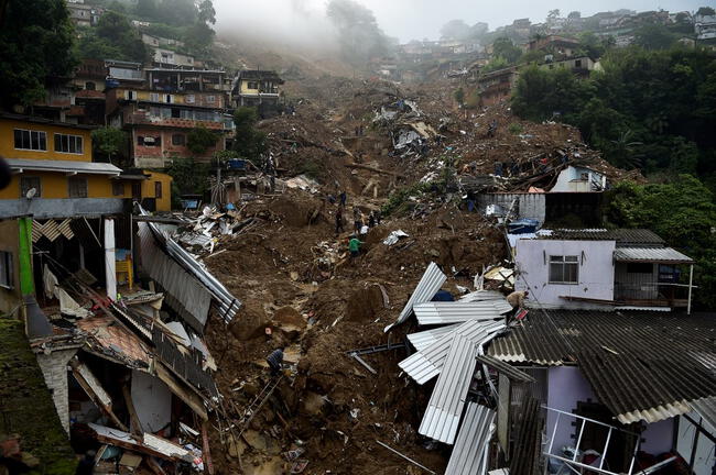  Las inundaciones o el peligro de deslave a causa del temporal generó que las familias evacuaran. (Foto: AFP)   