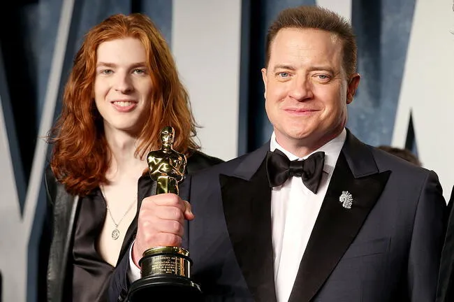 Leland Fraser junto a su padre Brendan Fraser en los Premios Oscars 2023. CINDY ORD/VF23/GETTY   