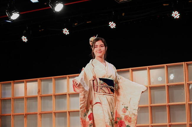 Kyara Villanella se inmortaliza con elegante kimono digno de la realeza.   