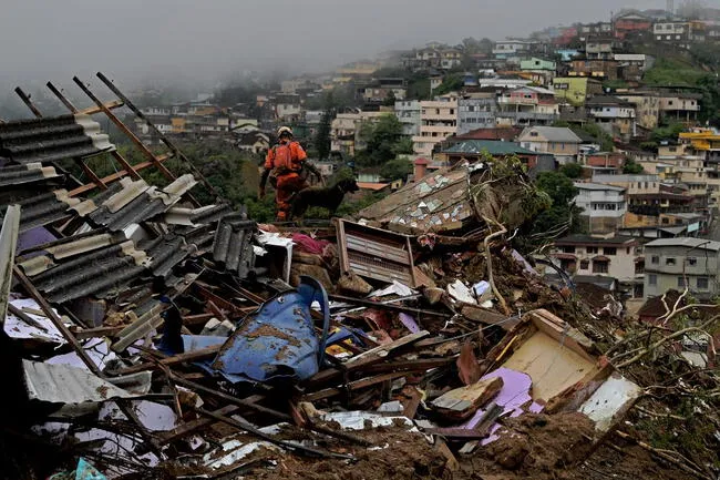  Fuertes lluvias ingresaron a los negocios locales de Río de Janeiro. (Foto: AFP)   