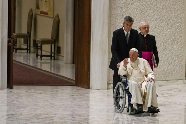 El papa Francisco ingresó con ayuda de su asistente a la sala del Vaticano. (Foto: Alessandra Tarantino/ Associated Press)<br><br>   