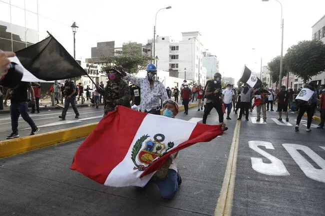 Manifestantes en las calles de Lima.   