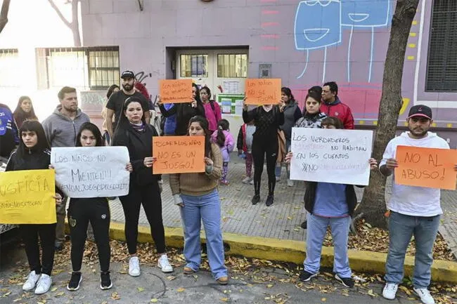 Padres protestaron en el frontis de la institución educativa <strong>Jardín de Infantes N°9</strong>.   