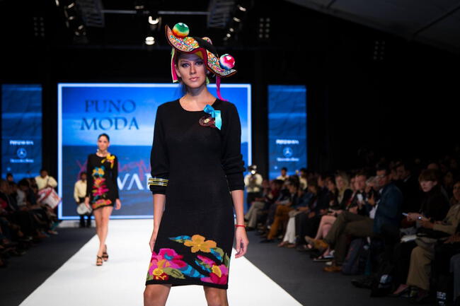 Modelo con icónico vestido que rinde tributo a la moda andina. | Difusión.  