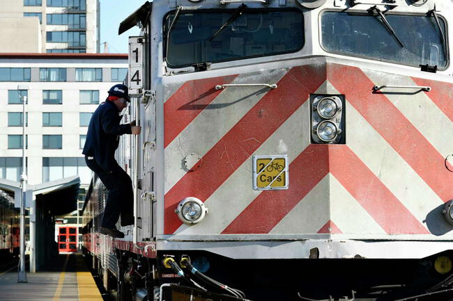 Caltrain y los trenes que donó para el Perú.   