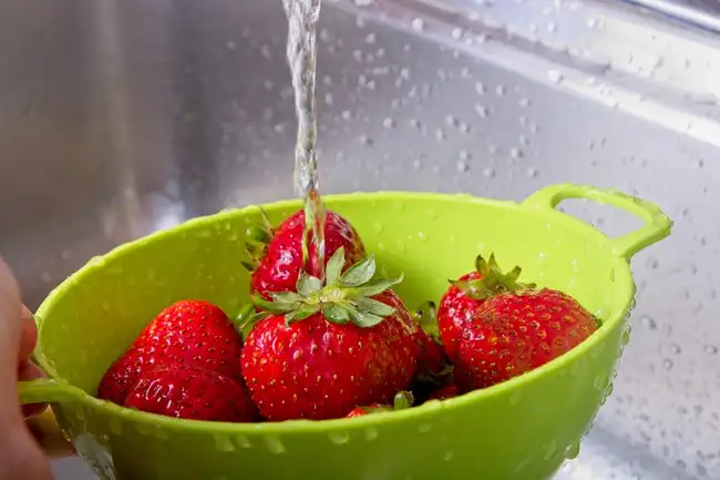 Fresas, una de las frutas que te ayudarán a blanquear tus dientes.   