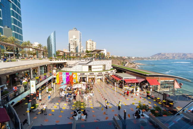  Centro comercial Larcomar en Miraflores   