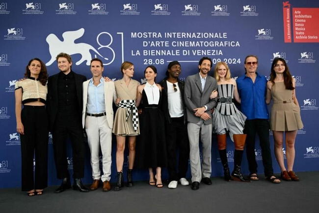 <strong> El elenco de la película 'The Brutalist' junto con el director.</strong>   