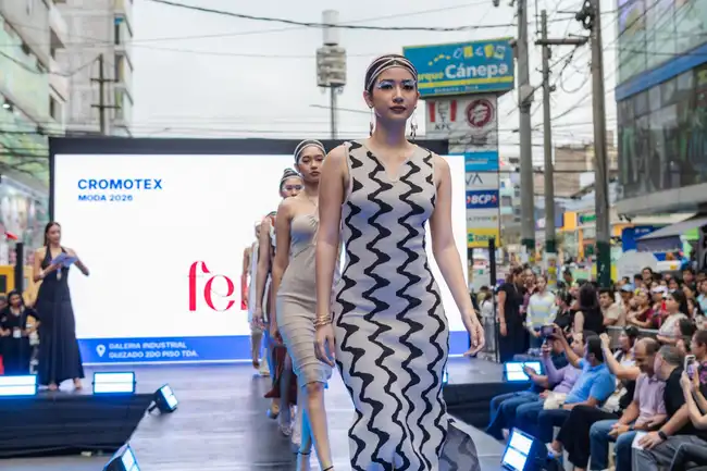 Modelos desfilaron en una llamativa pasarela. Modelos desfilaron en una llamativa pasarela.