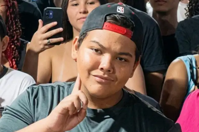Los jóvenes se reunen para ver quién farmea más aura.  