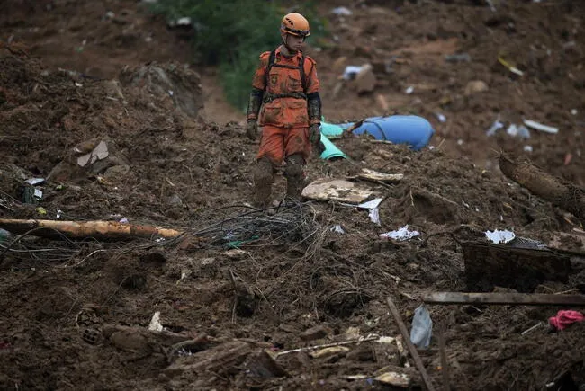  Continúa la búsqueda de personas afectadas por las inundaciones en Brasil. (Foto: AFP)   