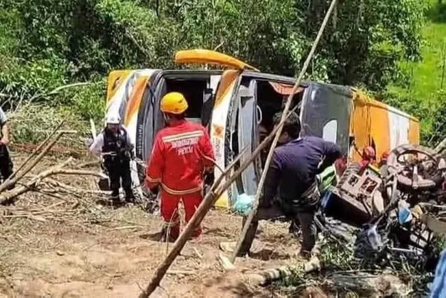 Fatídico accidente de la empresa Móvil Tours que transportaba a una promoción del colegio San Jacinto de Vice.   