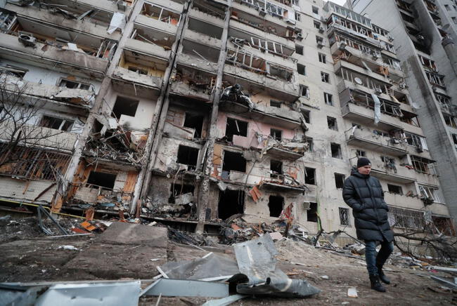  Consecuencias de un bombardeo nocturno en una zona residencial de Kiev, Ucrania.    
