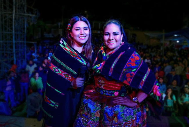 Dina Páucar y su hija 'KIllay', encargada de tomarle la posta en los escenarios   