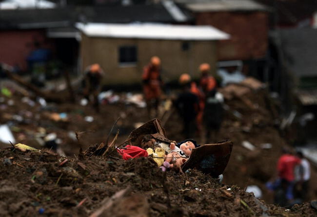  Rescatistas llegan a las zonas más afectadas de Río de Janeiro. (Foto: AFP)   