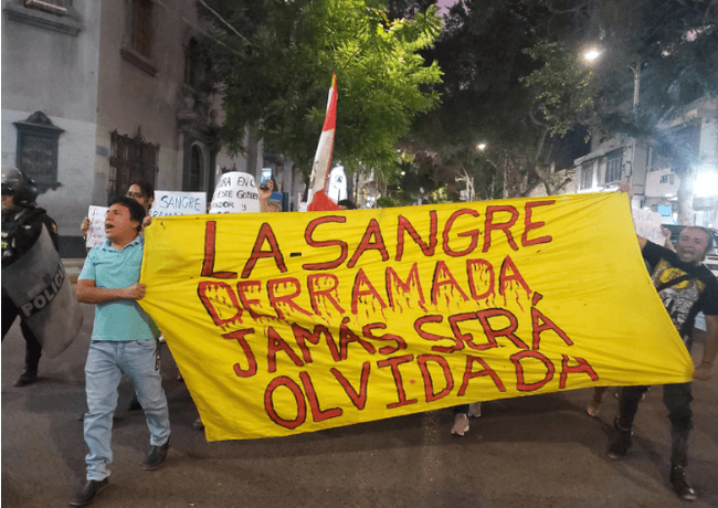 Exalumnos de universidades se sumaron a las protestas en Piura. Foto/Almendra Ruesta/URPI/LR   