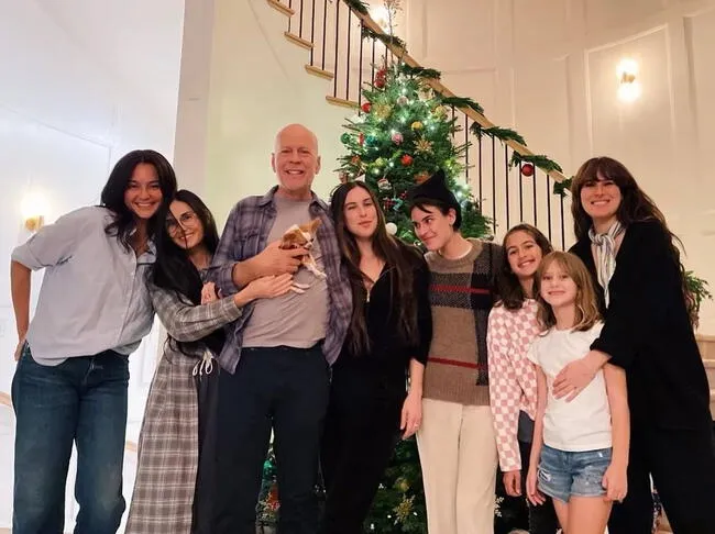 El actor Bruce Willis junto a Emma Heming (su actual esposa), Demi Moore (exesposa) y sus cinco hijas.   