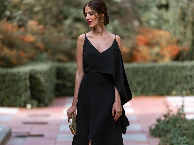 Modelo luciendo un encantador vestido negro. | Difusión.  