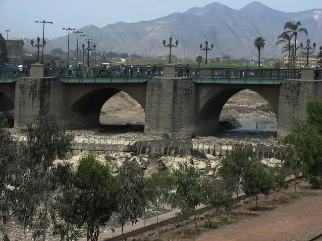  El puente de Piedra ubicado sobre el Río Rímac permanece en la actualidad.    
