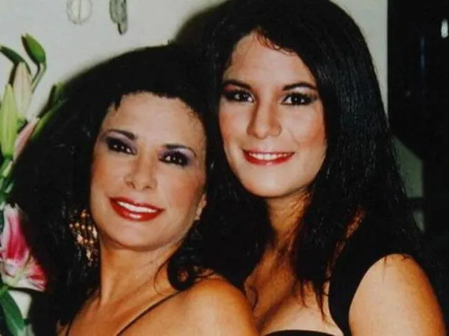 Myriam Fefer junto a su hija Eva Bracamonte. 