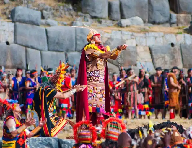 La festividad de Inti Raymi ha sido una pieza clave en la cultura peruana, con profundas raíces religiosa. La festividad de Inti Raymi ha sido una pieza clave en la cultura peruana, con profundas raíces religiosa.