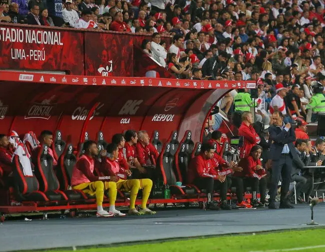 Paolo Guerrero no salió al banco de suplentes tras ser reemplazado en el Perú vs. Argentina. FOTO: Gonzalo Córdova.   