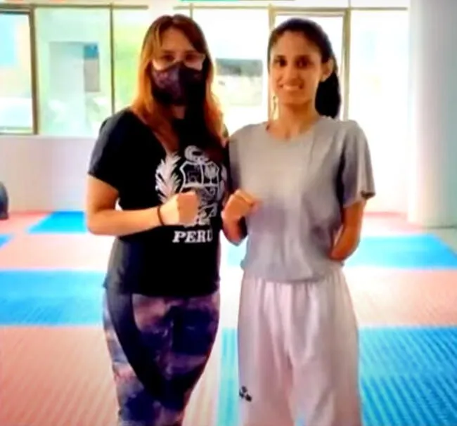 Angélica Espinoza y su entrenadora Ivonne de la Cruz.   