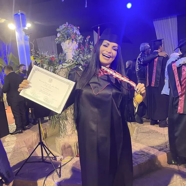 Leslie Moscoso orgullosa cuando se graduó como abogada.   