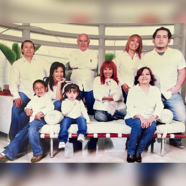 Magaly Medina compartió una enternecedora fotografía junto a su familia tras la muerte de su padre Luis Medina.   