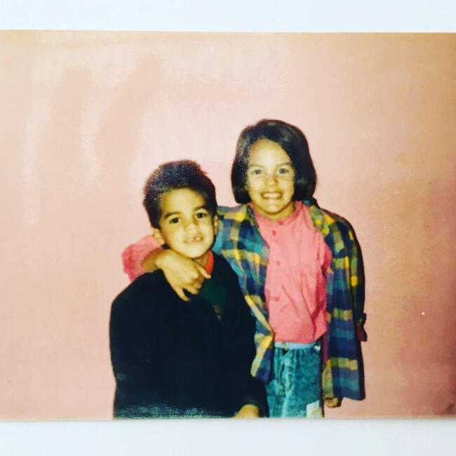 Kina Malpartida junto a su hermano en una conmemorativa foto de su infancia.   