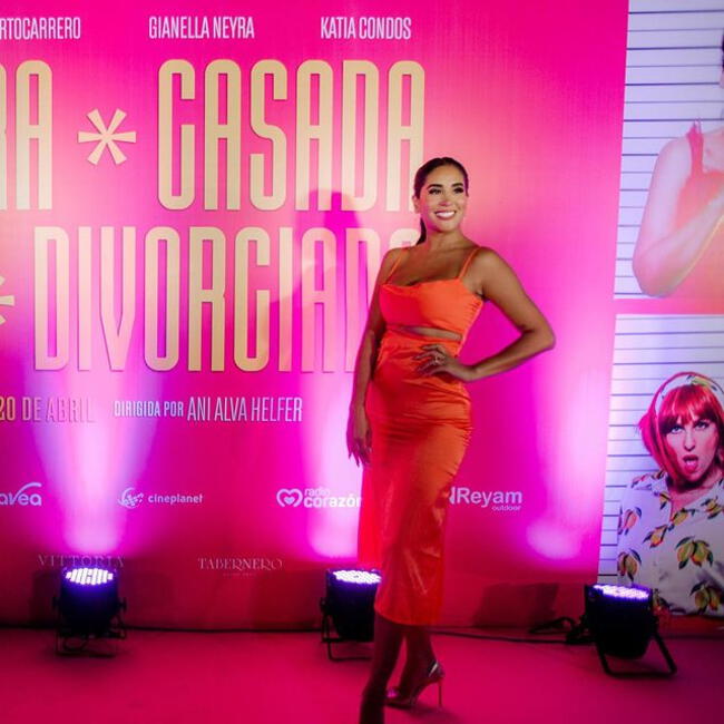 Melissa Paredes deslumbró con vestido naranja en 'SCVD'. | Instagram.    