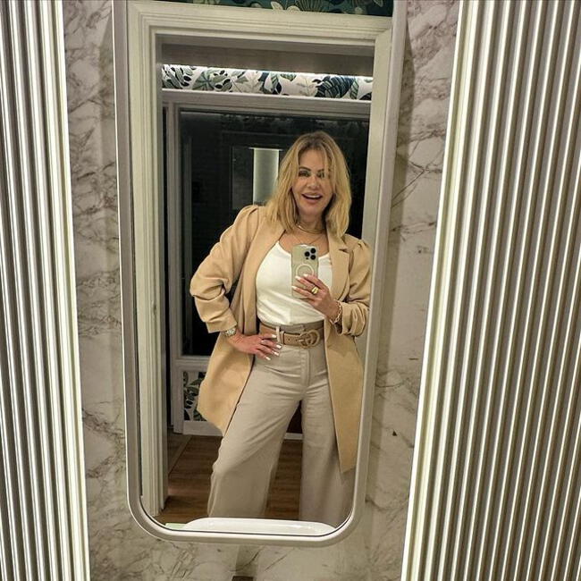 Gisela Valcárcel luce radiante con elegante blazer. | Instagram.    