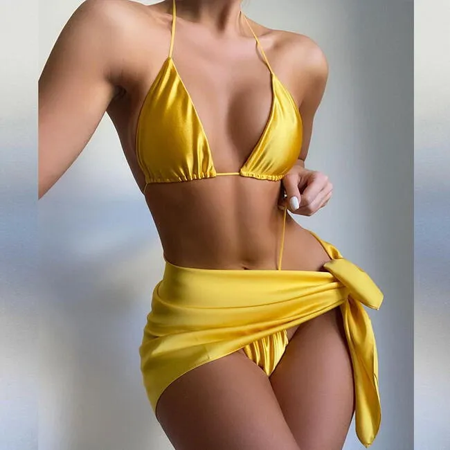Modelo luciendo un increíble bikini en satén. | Difusión.  