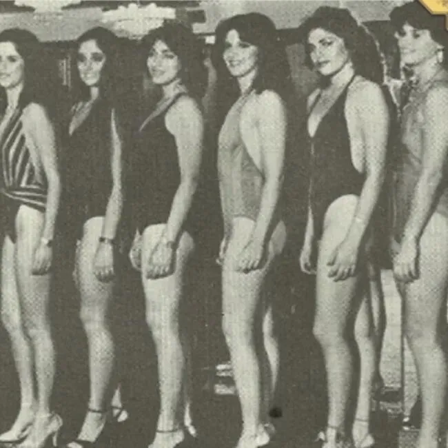 Diana Puente es la segunda candidata de la fila de reinas que participaron en el Miss Perú 1983. (Foto: De Coronas y Reinas)   