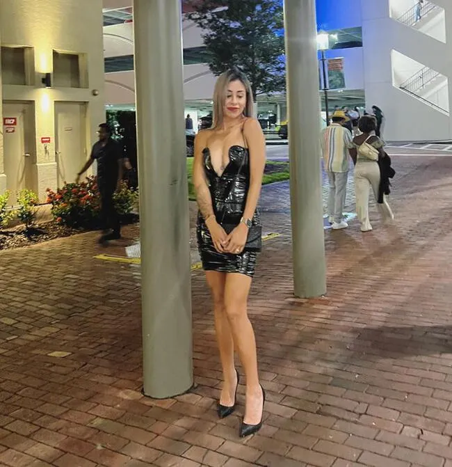 Claudia Díaz deslumbra con un vestido de cuero brillante. | Instagram.   
