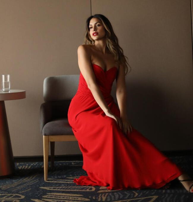  Milett Figueroa con espectacular vestido rojo en sesión de fotos. | Instagram.   