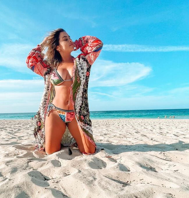 Ethel Pozo luce increíble bikini colorido en playa del Caribe. | Instagram.    